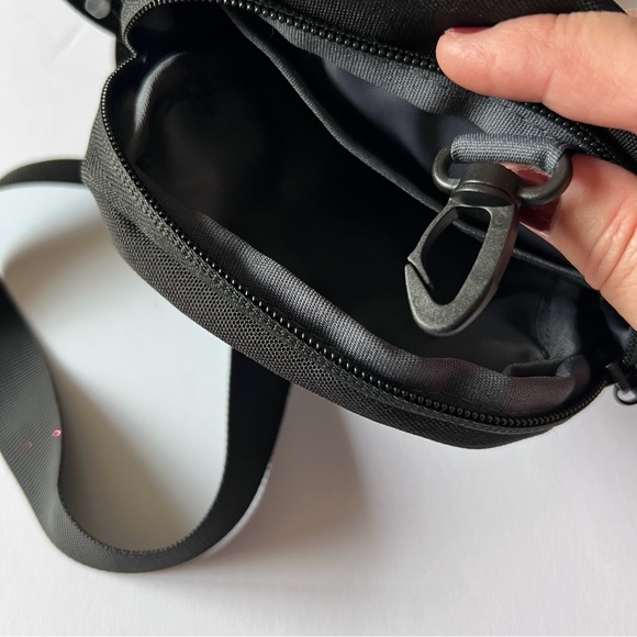 DUCHAMP MINI FLIGHT SLING BAG CAMO PRINT NWT - Picture 14 of 15